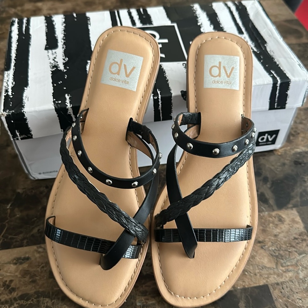 new never worn bought size 7. I have wide feet these are made for thinner feet
